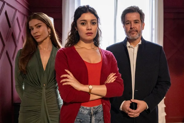 Grazi Massafera, Sophie Charlotte e Murilo Benício caracterizados e olhando para foto pata a novela Três Graças