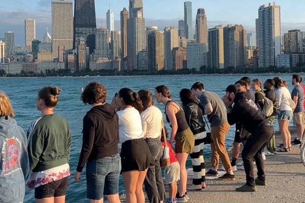 Scream Club Chicago, grupo de pessoas gritando à beira lago nos EUA - Metrópoles