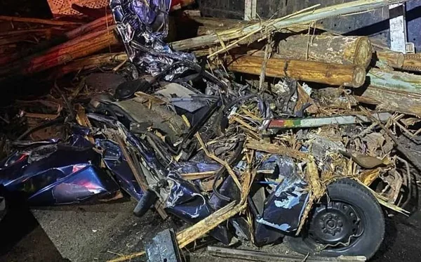 Toras de madeira esmagam carros e matam cinco em acidente no Paraná