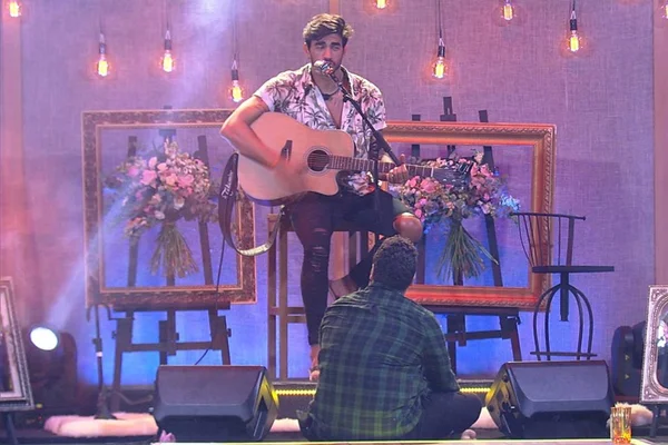 BBB20: Victor Hugo admite crush em Guilherme e pede selinho