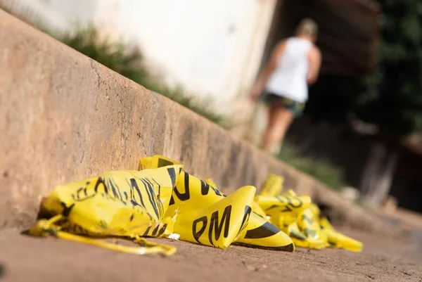 Homem mata mulher a facadas e, durante a fuga, quebra pernas e morre