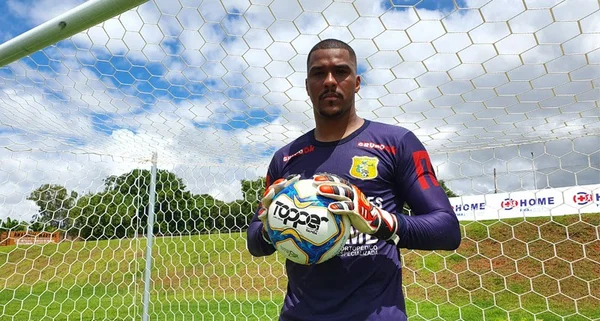 Cria do Cruzeiro, goleiro Elisson é o novo reforço do Brasiliense