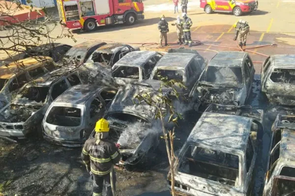 Incêndio atinge depósito e destrói carros, em Aparecida de Goiânia, Goiás