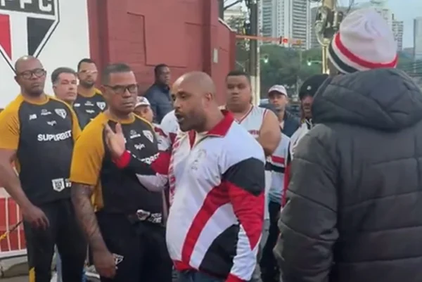 Imagem colorida de protesto da torcida do São Paulo