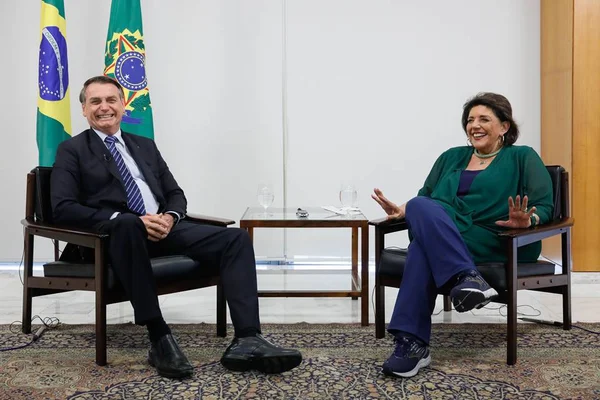 Jornalista Leda Nagle reproduz fake news de que Lula mataria Bolsonaro
