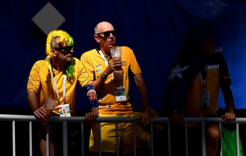 Australianos assistem à partida enquanto degustam cervejam Australianos assistem à partida enquanto degustam cervejam
