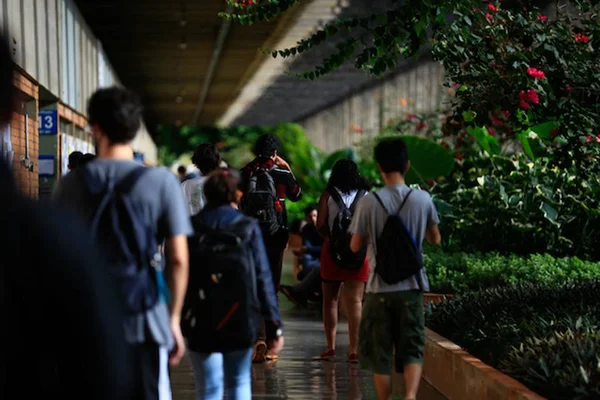 Corredor da UnB com movimentação de universitários
