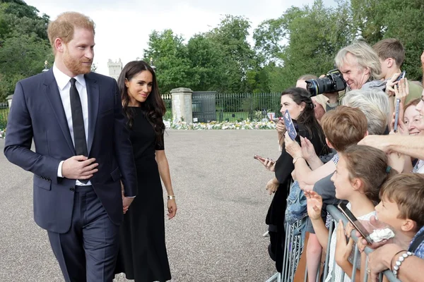Velório da rainha: Meghan é elogiada após ser esnobada por súditos