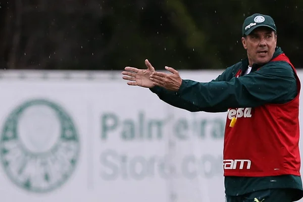 Com Raphael Veiga, Luxemburgo esboça Palmeiras contra o Santos