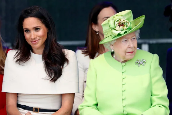 Foto colorida. Rainha Elizabeth e Meghan Markle