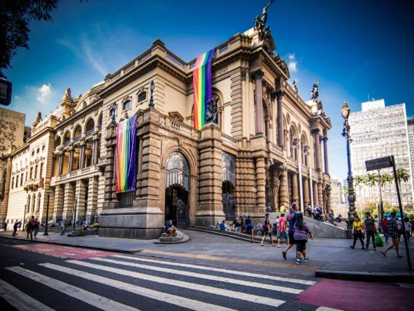 Vídeo: Prefeitura retira bandeiras LGBTQIA+ do Teatro Municipal