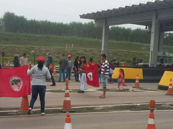 MST bloqueia estradas no país contra a prisão de Lula