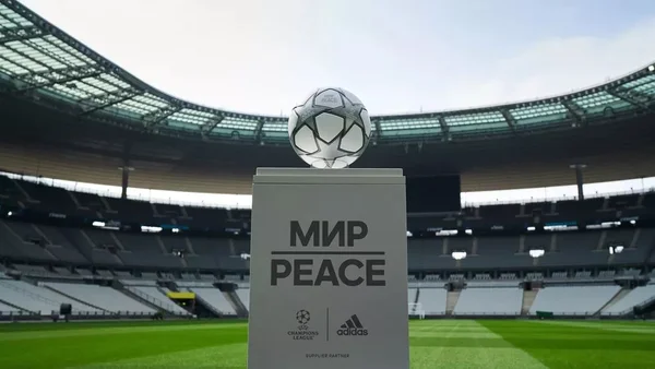 Foto colorida bola da final da champions league 2022