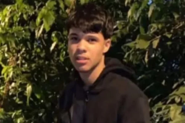 Imagem colorida de adolescente de 14 anos encontrado morto em Santos. Metrópoles