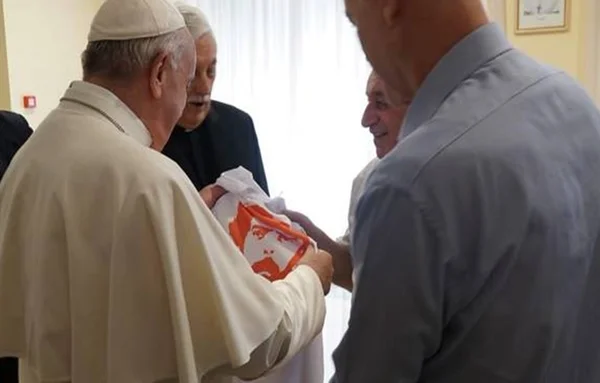 Papa Francisco ganha camiseta da campanha “Lula Livre”