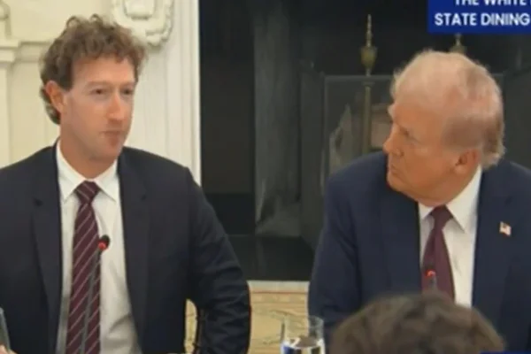 Imagem colorida de Mark Zuckerberg e Donald Trump na Casa Branca