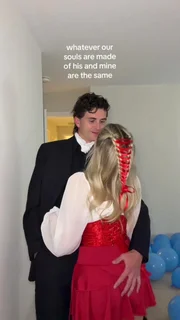 Visual pode ser reproduzido com vestido branco e corset vermelho para as mulheres, e terno ou fraque preto para os homens