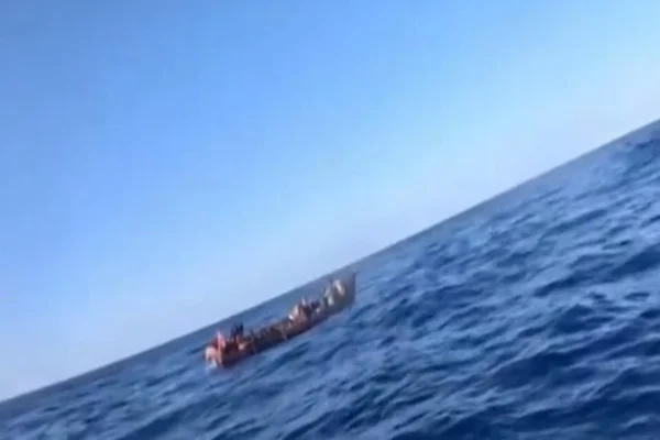 Imagem colorida de embarcação e resgate de quatro sobreviventes na Itália - Metrópoles