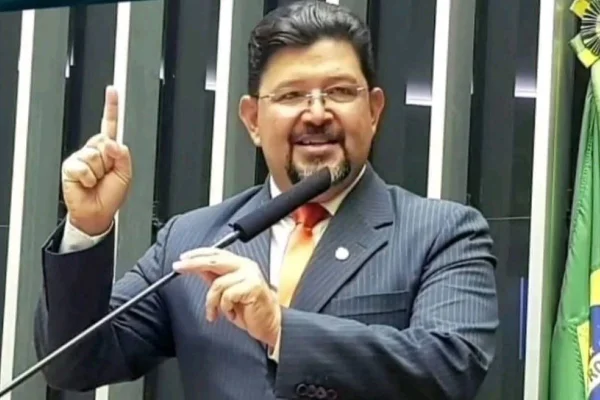 Vídeo: vereador evangélico se recusa a ler lei LGBT+ e deixa plenário