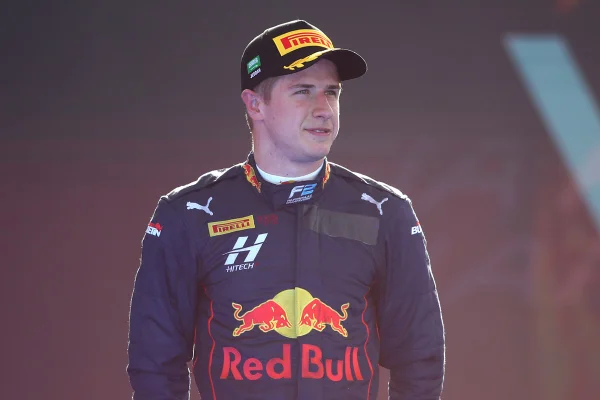 Red Bull suspende piloto por comentários racistas nas redes sociais