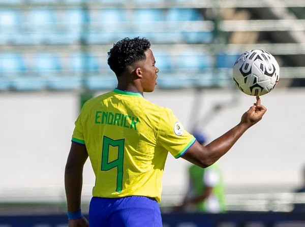 Imagem colorida de Endrick durante partida contra o Equador pelo pré-olímpico- Metrópoles