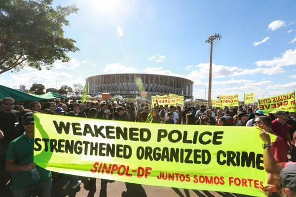 Policiais civis avaliam resultado de paralisação em reunião