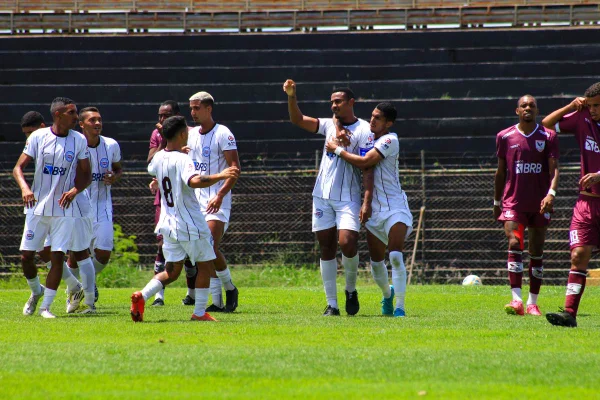 jogadores comemoram o primeiro gol do Ceilandense