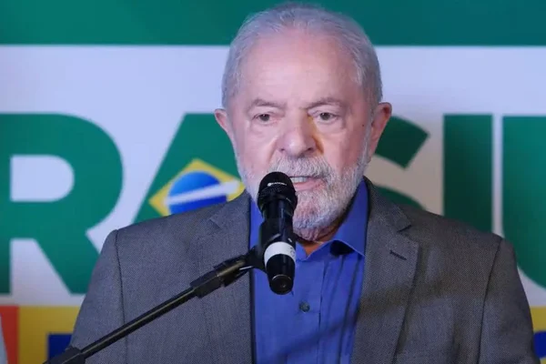 O presidente eleito Lula fala em coletiva de imprensa com membros da equipe de transição e apresenta alguns de seus ministros, no CCBB. Em destaque, ele gesticula diante de um púlpito - Metrópoles