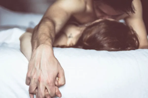 Casal em cima da cama