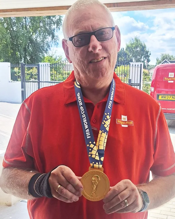Carteiro posa com medalha da Copa do Mundo após fazer entrega a Cucurella - destaque galeria