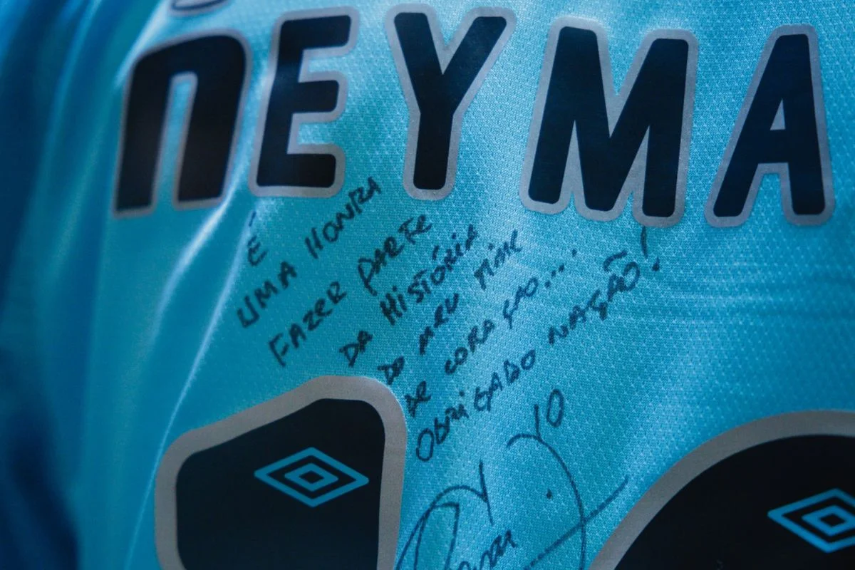 Com busto e estátua, Neymar recebe homenagens no museu do Santos - imagem 5 Com busto e estátua, Neymar recebe homenagens no museu do Santos - imagem 5