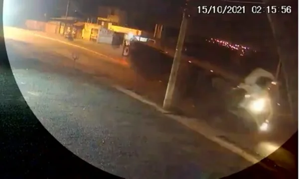Carreta tomba e quase atinge motociclista, em Senador Canedo (GO)
