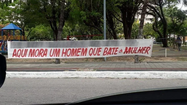 Polícia investiga faixa na rua: “Aqui mora um homem que bate em mulher”