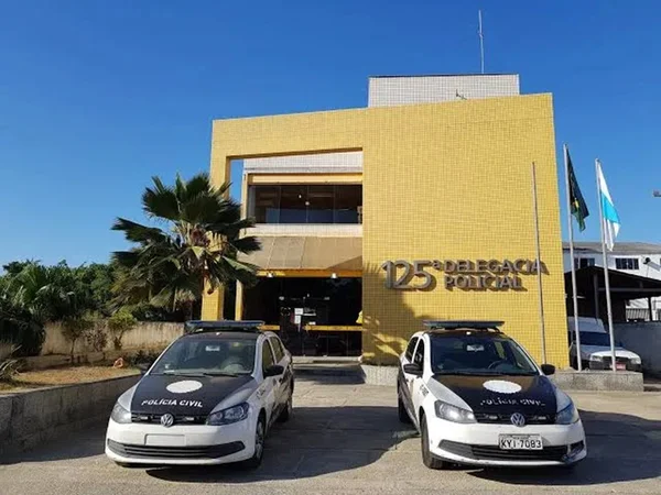 Fota colorida da fachada da 125ª delegacia da Polícia Civil do Rio de Janeiro - Metrópoles