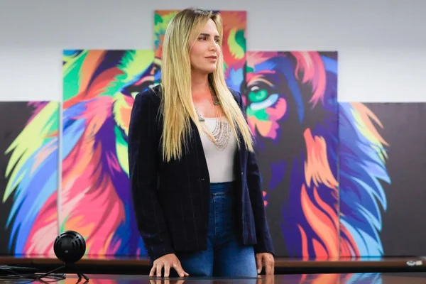 celina leão durante entrevista