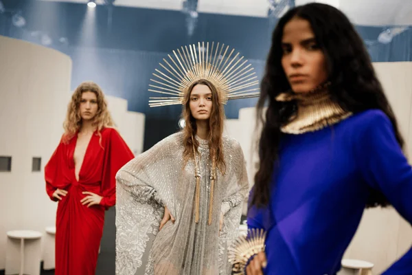 foto com cor. desfile de alta-costura valentino - metrópoles