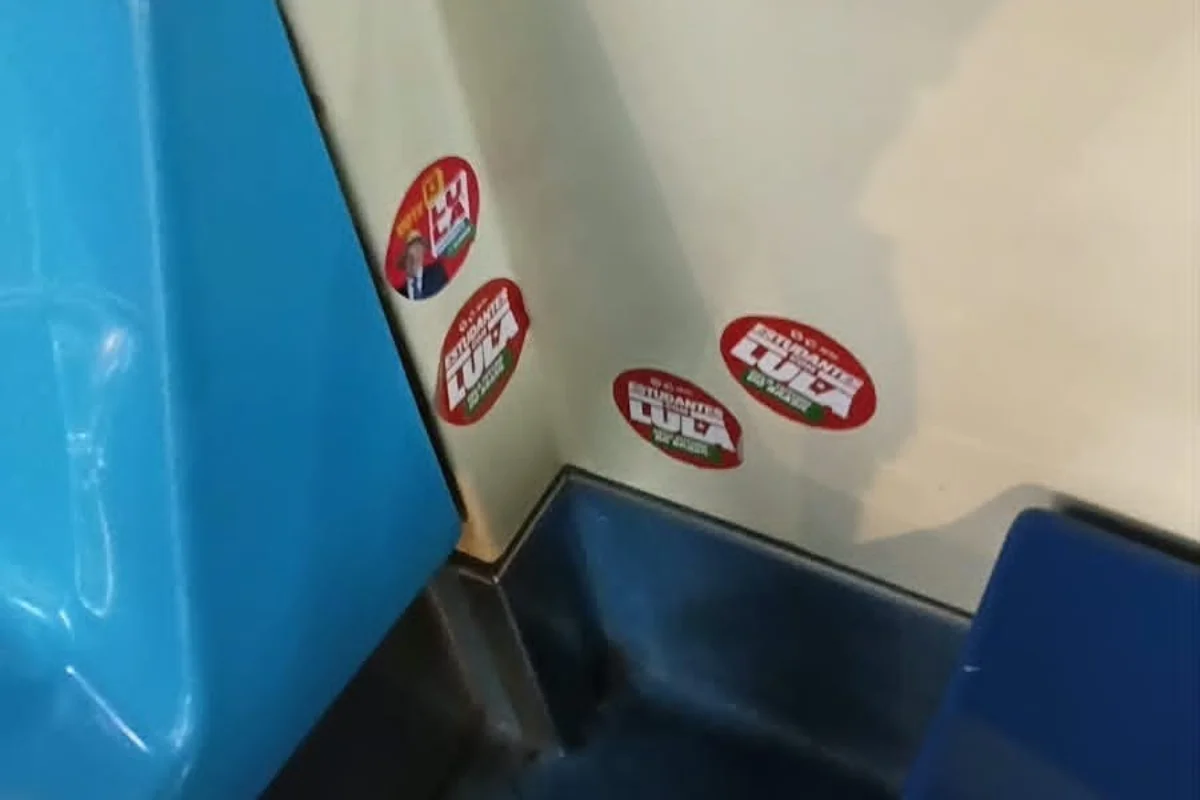 Foto do Metrô de SP com adesivos de Lula colados no interior do trem. Foto do Metrô de SP com adesivos de Lula colados no interior do trem.