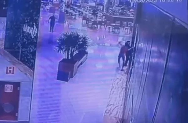 Travesti agride mulher pelas costas em shopping de Águas Claras. Vídeo