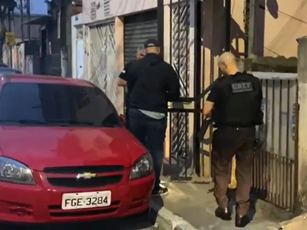 Foto mostra policiais durante operação.