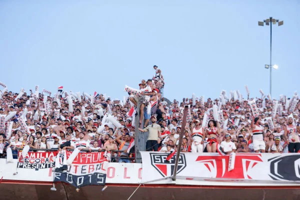 Imagem colorida da torcida são-paulina comemorando o título da Copa do Brasil no Morumbi- Metrópoles
