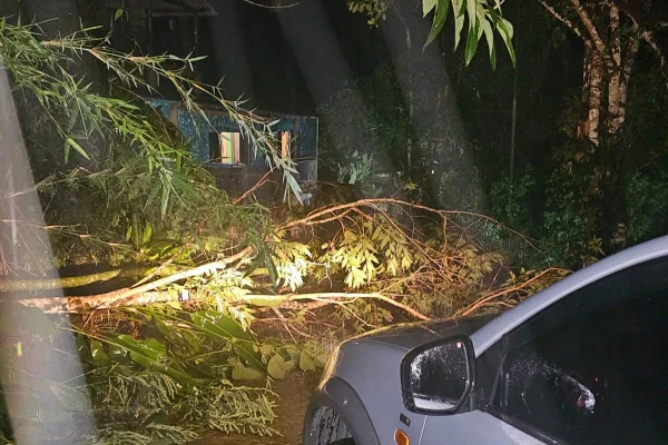 Temporal alaga ruas e causa estragos no litoral norte de SP