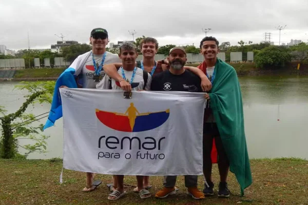 Imagem colorida de equipe de remo morta em acidente - Metrópoles
