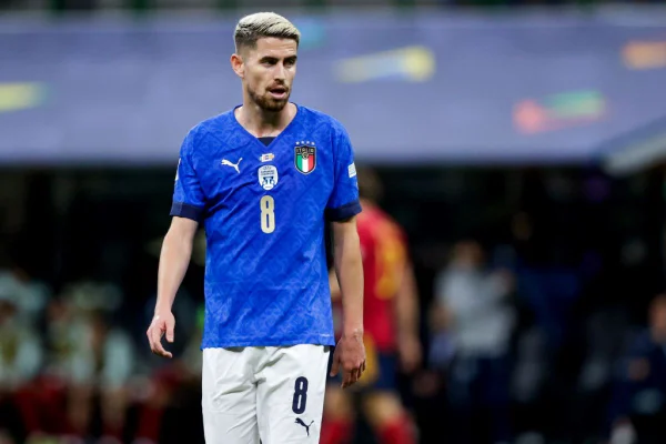 Imagem colorida do jogador Jorginho com o uniforme da Itália - Metrópoles