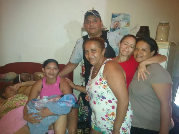 Equipe do Samu realiza primeiro parto de gêmeos no DF em ambulância