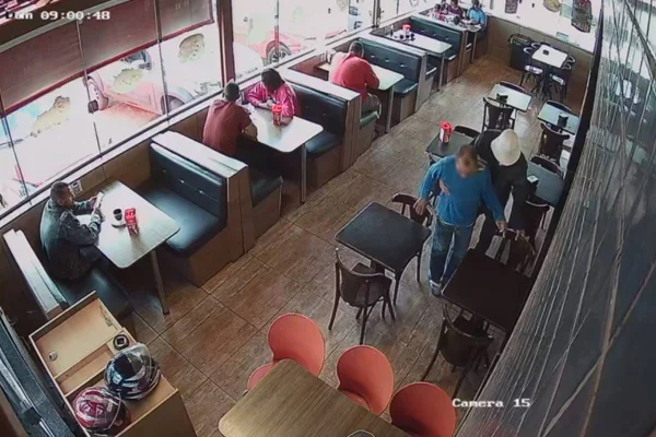 Vídeo: filho abandona pai idoso e desorientado em padaria do Entorno