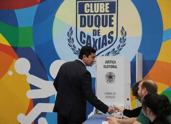 Juiz Sérgio Moro vota em Curitiba, acompanhado de seguranças