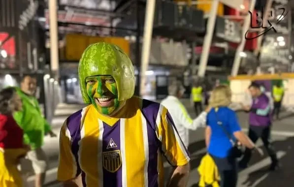 Com melancia na cabeça, torcedor chama atenção antes de jogo do Brasil