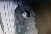 Horas depois, o homem volta amarra uma câmera no portão da casa Horas depois, o homem volta amarra uma câmera no portão da casa