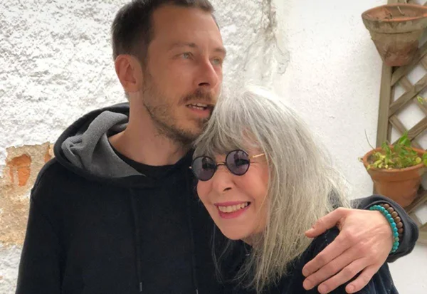 Foto colorida Rita lee abraçando filho