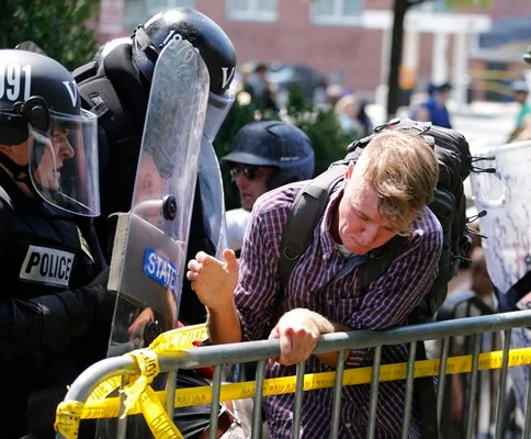 Onda de violência em Charlottesville, no Estado de Virginia (EUA), na manhã deste sábado (12), antes do início de um protesto marcado por grupos defensores da supremacia branca. Supremacistas e grupos opositores da manifestação atiraram objetos, além de trocar ofensas, socos e chutes entre si durante o ato. De acordo com a polícia, alguns manifestantes foram detidos e ao menos duas pessoas ficaram feridas. O presidente dos EUA, Donald Trump, condenou a violência que desencadeou na cidade. Onda de violência em Charlottesville, no Estado de Virginia (EUA), na manhã deste sábado (12), antes do início de um protesto marcado por grupos defensores da supremacia branca. Supremacistas e grupos opositores da manifestação atiraram objetos, além de trocar ofensas, socos e chutes entre si durante o ato. De acordo com a polícia, alguns manifestantes foram detidos e ao menos duas pessoas ficaram feridas. O presidente dos EUA, Donald Trump, condenou a violência que desencadeou na cidade.